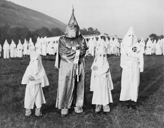https://upload.wikimedia.org/wikipedia/commons/a/aa/Children_with_Dr._Samuel_Green,_Ku_Klux_Klan_Grand_Dragon,_July_24,_1948.jpg